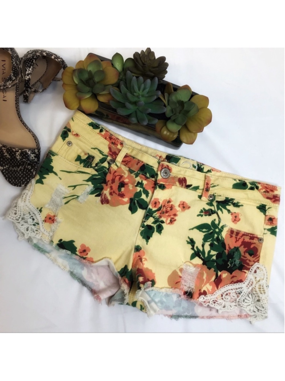 Rue21 Yellow Floral Lace Detail Raw Hem Short Shorts Size 9 Juniors